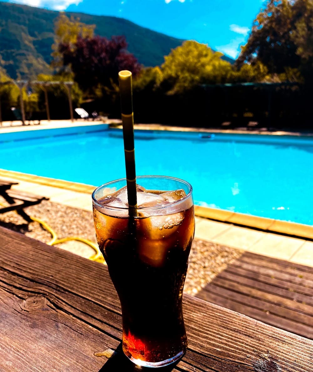 Piscine et terrasse du camping