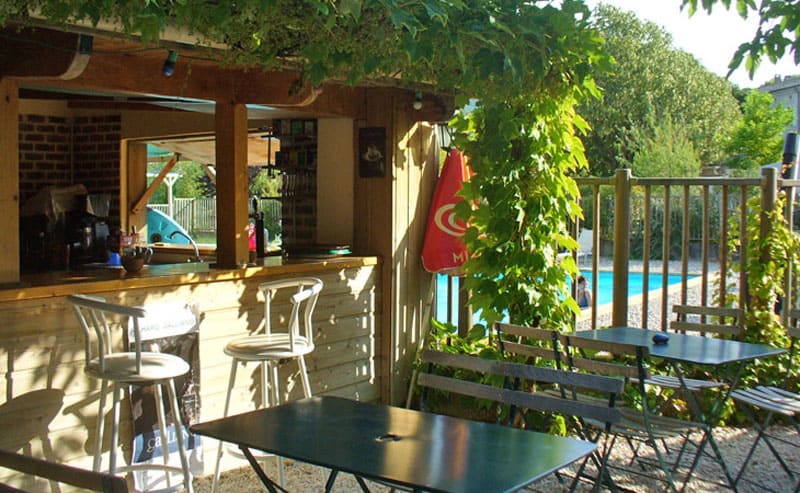 Terrasse du restaurant près de la piscine